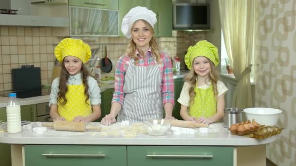 Happy female chef and kids. — Stock Video