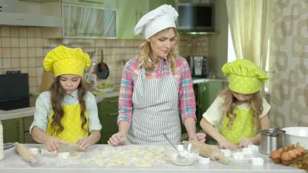 Woman with kids, kitchen. — Stock Video