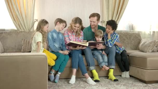 Rodina čte knihu. — Stock video