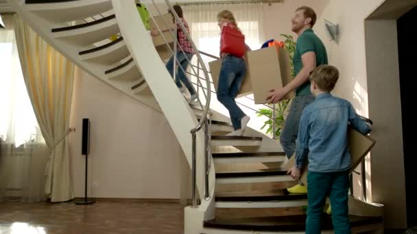 Personer som bär lådor på övervåningen. — Stockvideo