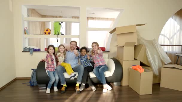 Сім'я, що показує великі пальці вгору, коробки . — стокове відео