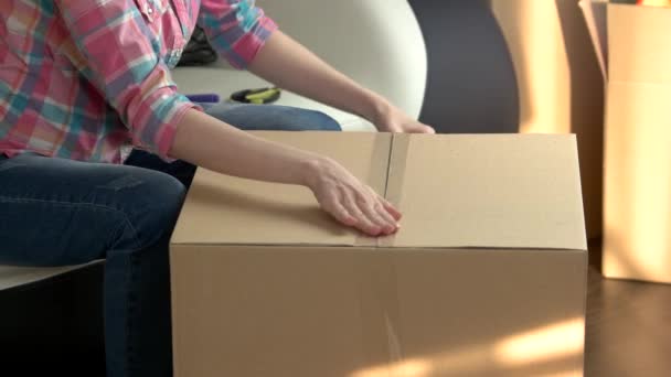 Mujer caja de embalaje . — Vídeos de Stock