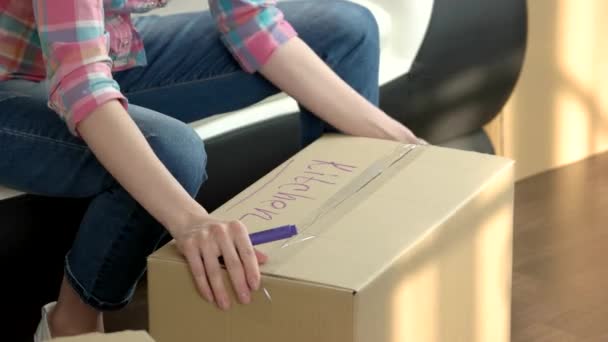 Mãos femininas e caixa de papelão . — Vídeo de Stock