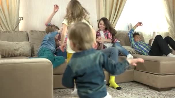 Kinderen en ouders in slow-mo. — Stockvideo