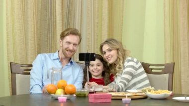 Bir selfie alarak gülümseyen aile.