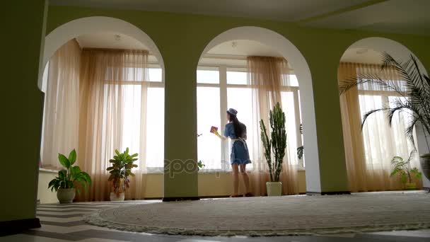 Zimmermädchen putzen Fenster. — Stockvideo