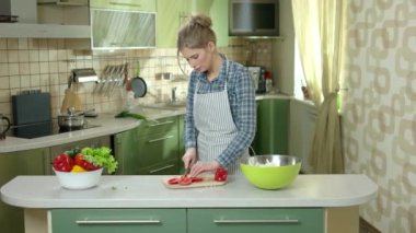 genç kadın kesme kırmızı biber.