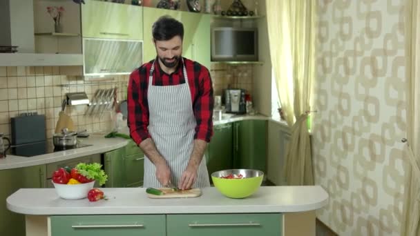 Man cutting cucumber. — Stock Video