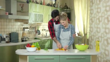 adam ve kadın kesme sebze.