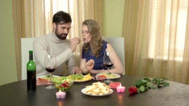 Romantik Çift yeme ve gülüyor.