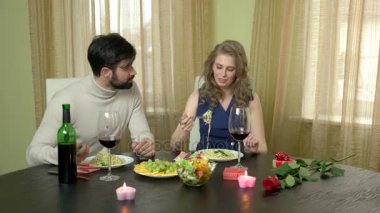 Çift yeme ve gülüyor.