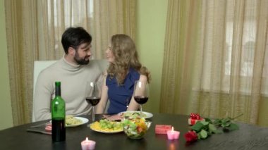 Yemek Masası gülüyor, Çift.