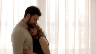Genç çift ve gül.