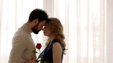 Fısıldayan Adam ve gülümseyen kadın.