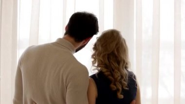 Kadın ve erkek, arkadan görünüm.