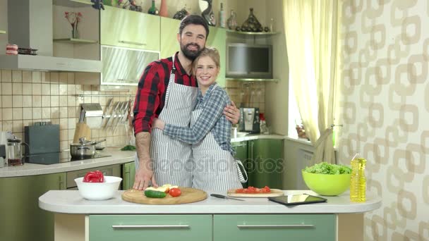 若いカップルが笑みを浮かべて、キッチン. — ストック動画