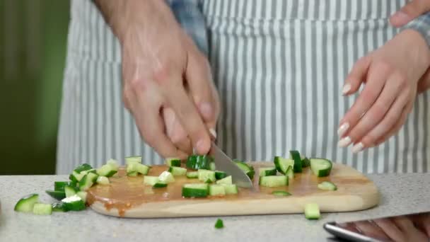 Mãos de casal cozinhar alimentos . — Vídeo de Stock