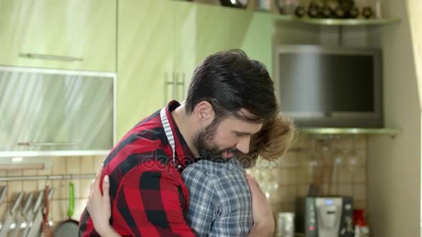 Pareja abrazándose en la cocina . — Vídeos de Stock