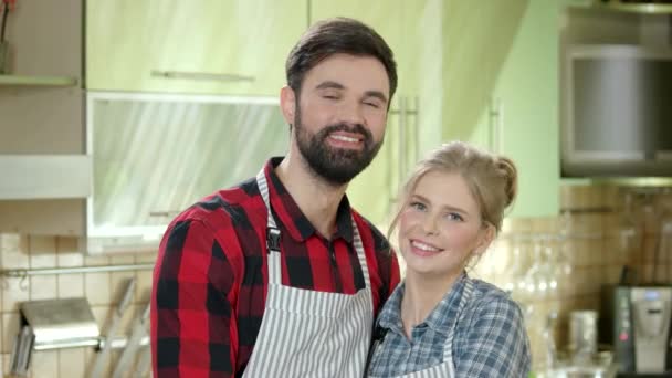 Pareja en la cocina sonriendo . — Vídeos de Stock