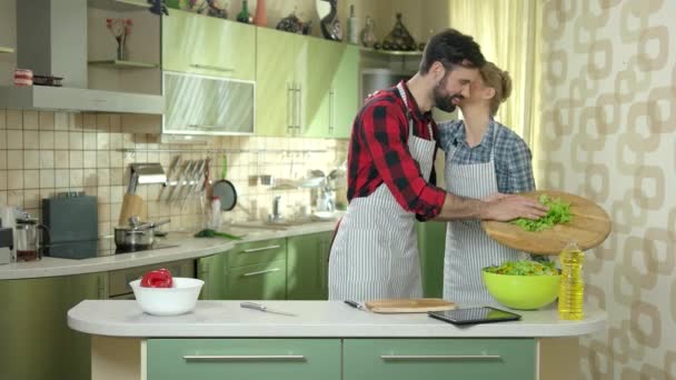 Šťastný muž a žena, kuchyně. — Stock video