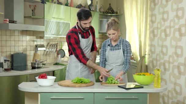 Lechuga de corte en pareja . — Vídeos de Stock