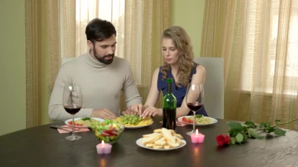 Couple joyeux mangeant des raisins . — Video