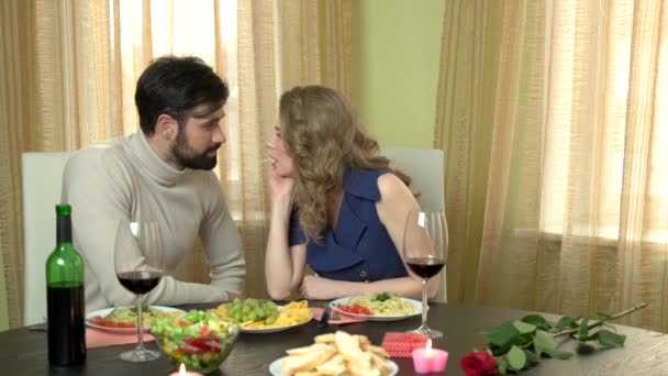 Pareja romántica comiendo espaguetis . — Vídeo de stock
