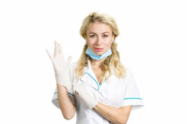 Kendine güvenen genç hemşire eldiven koyarak.