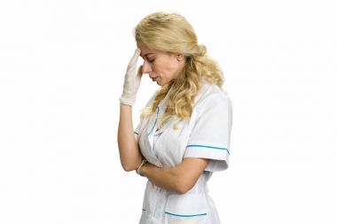 Beyaz üzerine güçlü baş ağrısı ile hemşire.