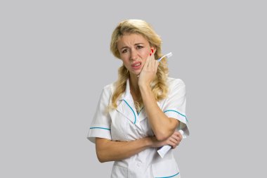 Güzel genç kadın diş ağrısı acı.