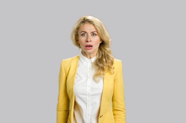 Şok ve korkmuş genç iş kadını.