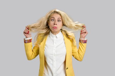 genç kadın yapma yüz buruşturma.