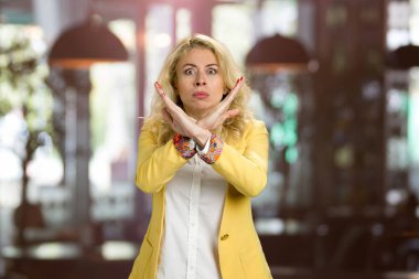 Genç kadın el stop el ile.