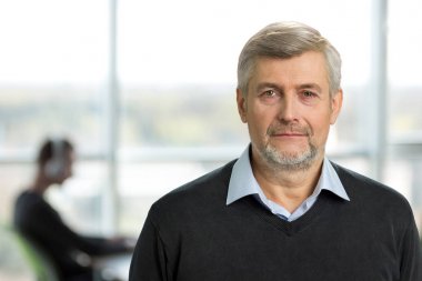 Office arka plan üzerinde olgun adam.