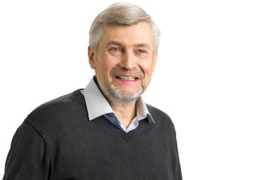 Olgun erkek gülümseyen yakın çekim.