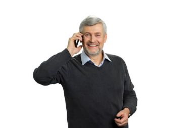 telefonda konuşurken mutlu olgun adam.