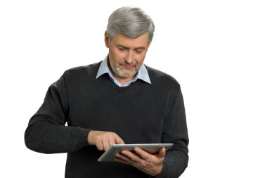 Olgun adam bilgisayar tablet üzerinde net sörf.