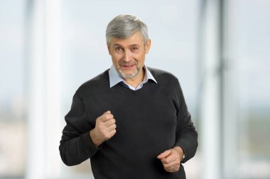 Komuta sizde yumruğunu kadar koyarak.