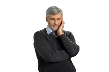 Beyaz arka plan üzerinde endişe olgun adam.