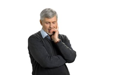 Derin düşünceler içinde kayıp olgun adam.