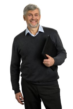 Neşeli olgun adam tutarak klasörü.