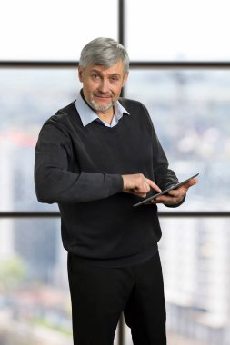 Olgun adam bilgisayar tablet kullanma.