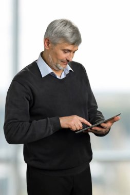 Olgun erkek dijital tablet kullanma.