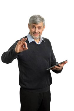 Ok işaret gösteren yakışıklı olgun adam.