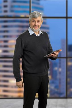 Akşam şehir arka plan üzerinde olgun adam.