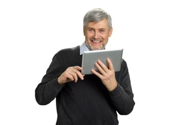 Mutlu görünüyordu bilgisayar tablet ile olgun adam.