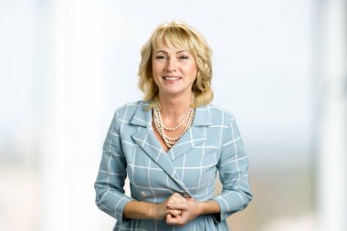 Gülümseyen Olgun kadın ellerini sıktı.