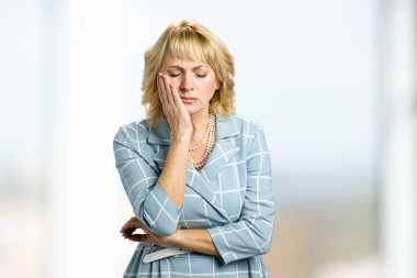 Orta yaşlı kadın diş ağrısı acı.