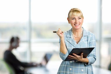 Kağıt klasör ile gülümseyen kadın.