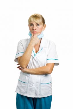 Düşünceli tıbbi işçi, beyaz arka plan.